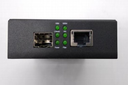 SFP + ve RJ45 bağlantısı olan 10G yönetilmemiş medya dönüştürücü