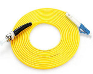 SM/OM1-OM5 Ağlar için Fiber Type LC-ST UPC/ APC Simplex/Duplex Fiber Optic Patch Cord ≤0.3dB Ekleme Kaybı